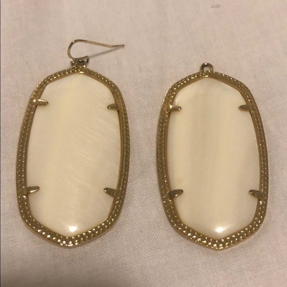 Pearl & Gold Danielle Kendra Scott Earrings!